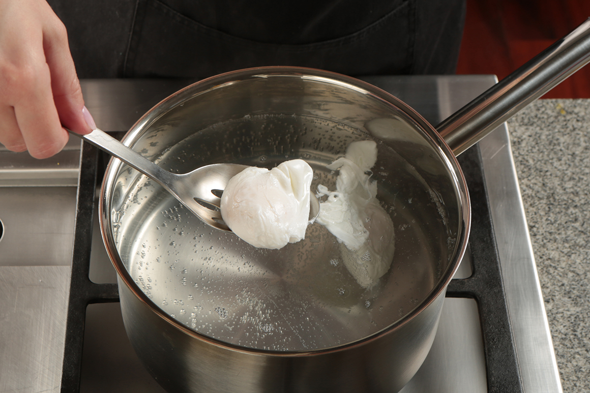 How to Cook Poached Eggs on the Stove