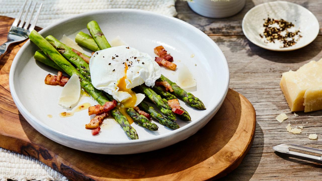 https://www.eggs.ca/assets/RecipeIdea/Poached-Egg-asparagus-and-bacon-vinaigrette.jpg