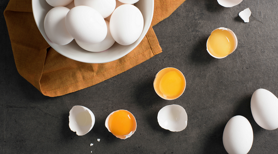 Why are egg yolks such different colours? - Eggs.ca