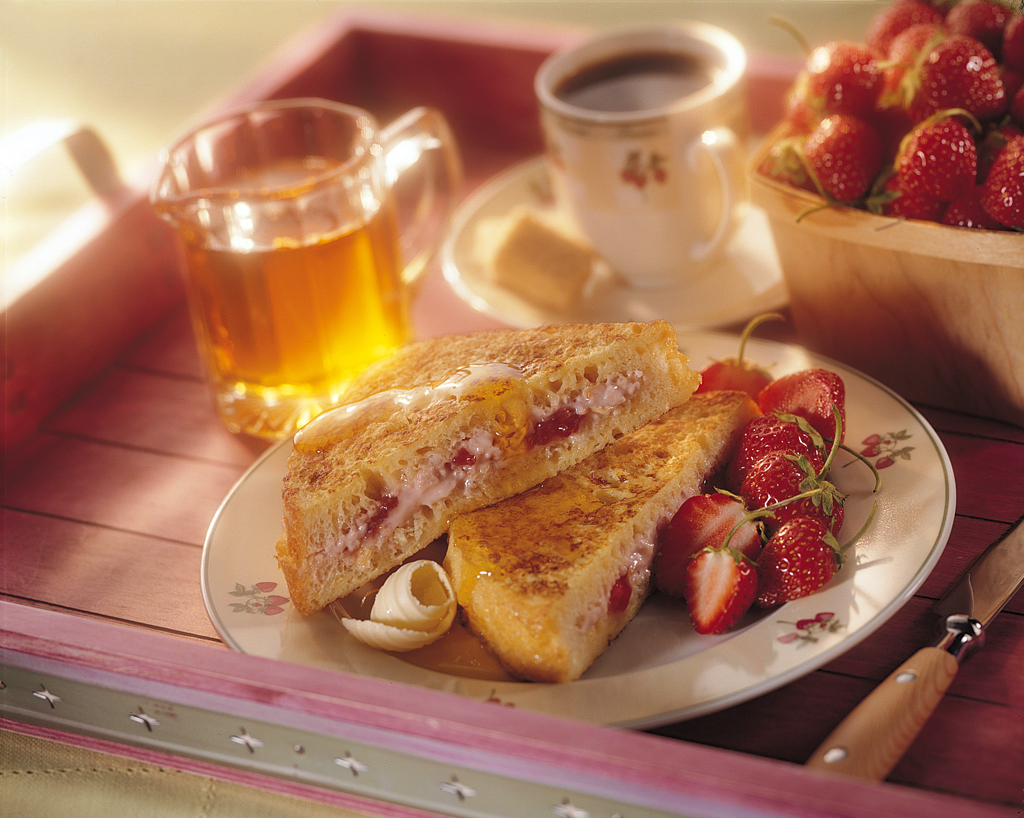 Overnight Strawberry French Toast - Eggs.ca