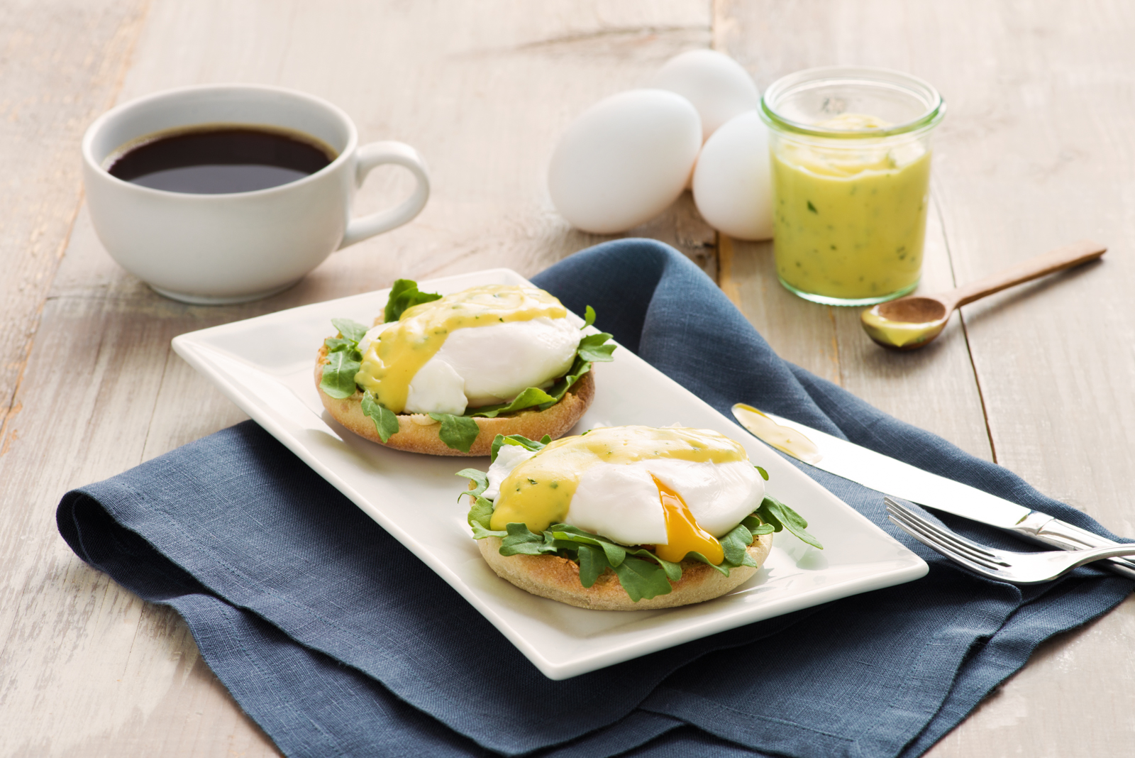 Poached Eggs with Béarnaise Sauce - Eggs.ca