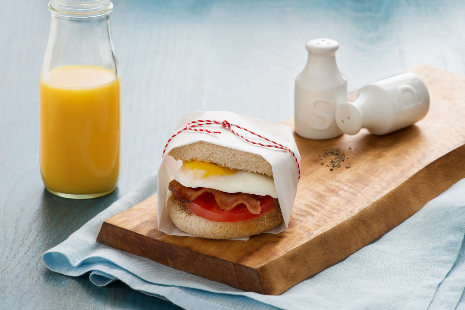 Fried Egg, Tomato and Bacon Breakfast Sandwich - Eggs.ca